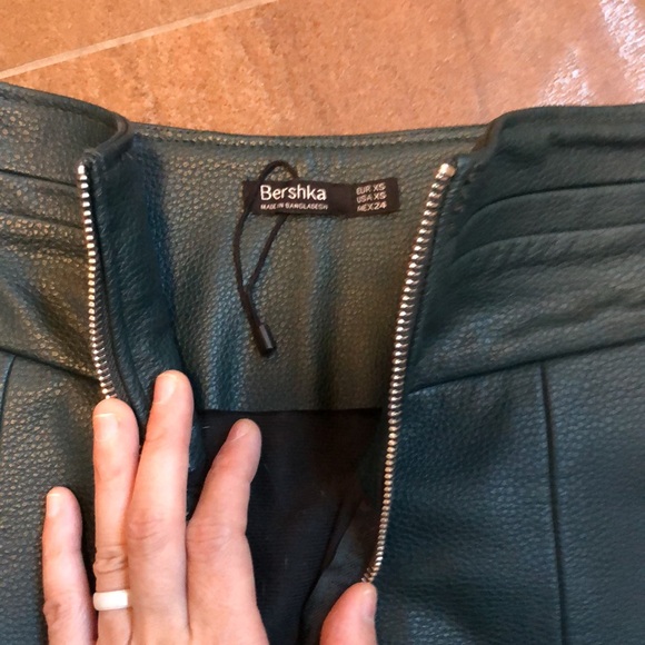 BERSHKA Forest hunter green vegan leather metal zipper mini skirt SIZE XS - Picture 2 of 3